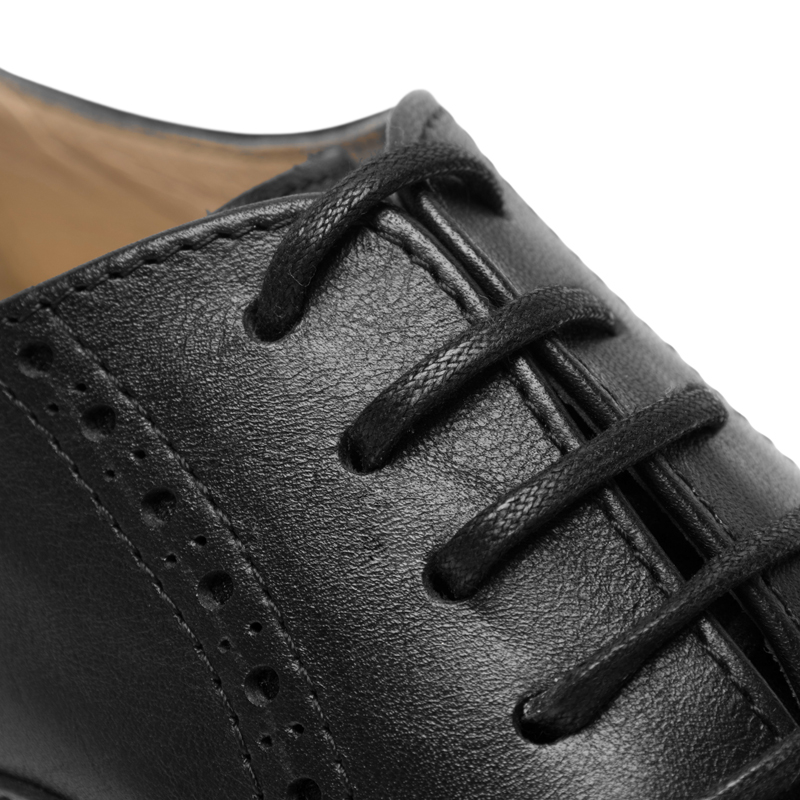 Schwarzer Damen Tanzschuh besticht durch feines Lochmuster-Design mit Chromledersohle.