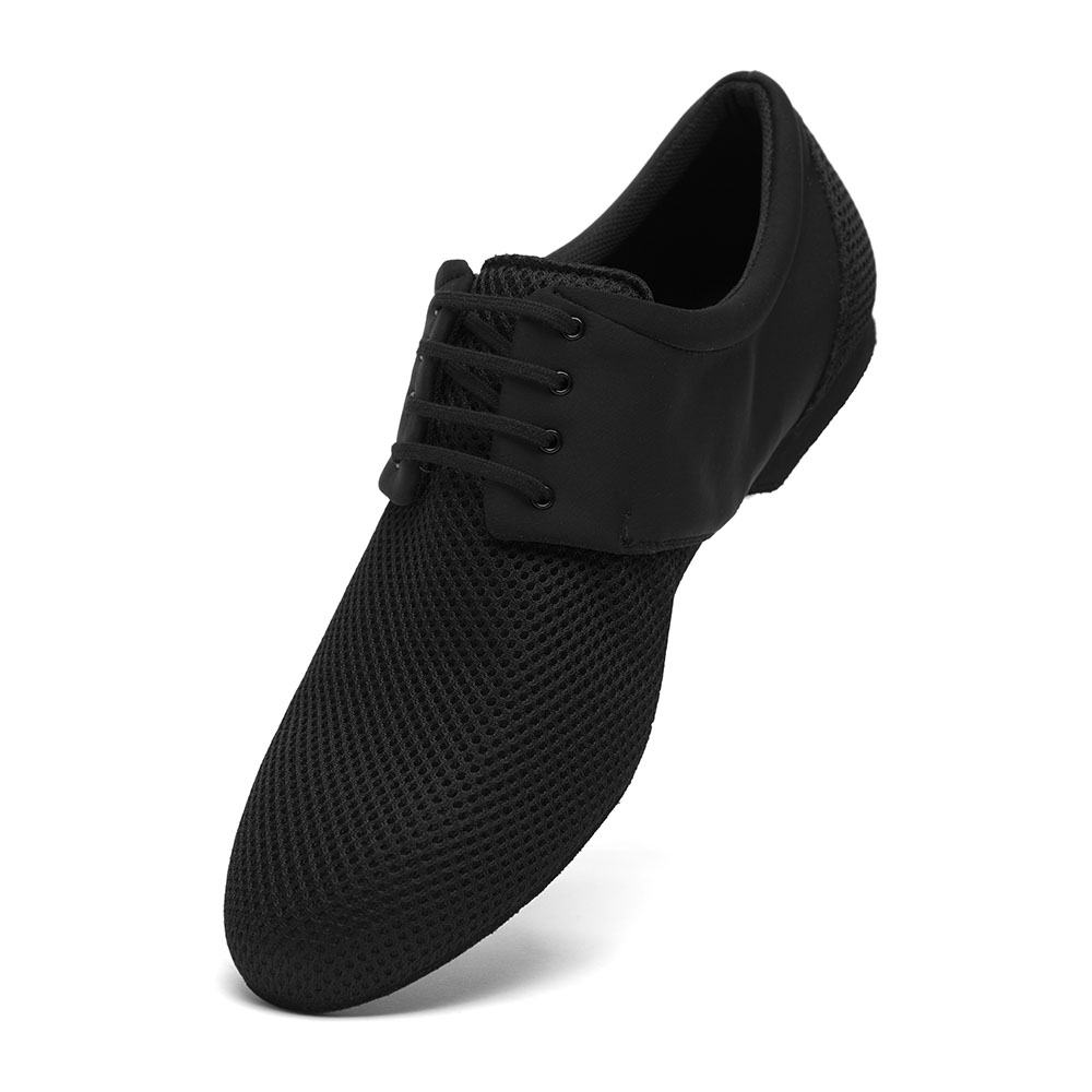 Herren Trainerschuh aus Mesh und Leinen 9013 Dieser atmungsaktive in Italien hergestellte Herren Trainerschuh aus angenehm weichem Material sitzt dank seines leichten Gewichts und des dezenten 1-cm-Absatzes besonders komfortabel am Fuß.
