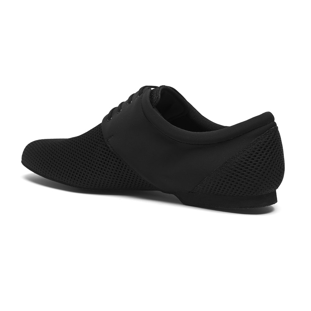 Herren Trainerschuh aus Mesh und Leinen 9013 Dieser atmungsaktive in Italien hergestellte Herren Trainerschuh aus angenehm weichem Material sitzt dank seines leichten Gewichts und des dezenten 1-cm-Absatzes besonders komfortabel am Fuß.