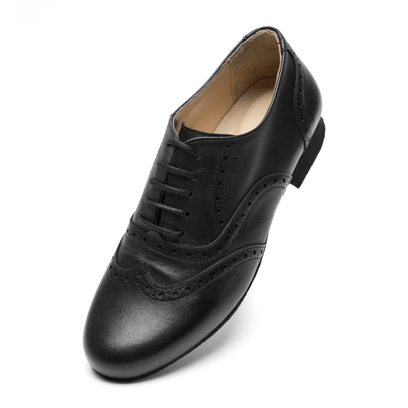 Schwarzer Damen Tanzschuh besticht durch feines Lochmuster-Design mit Chromledersohle.