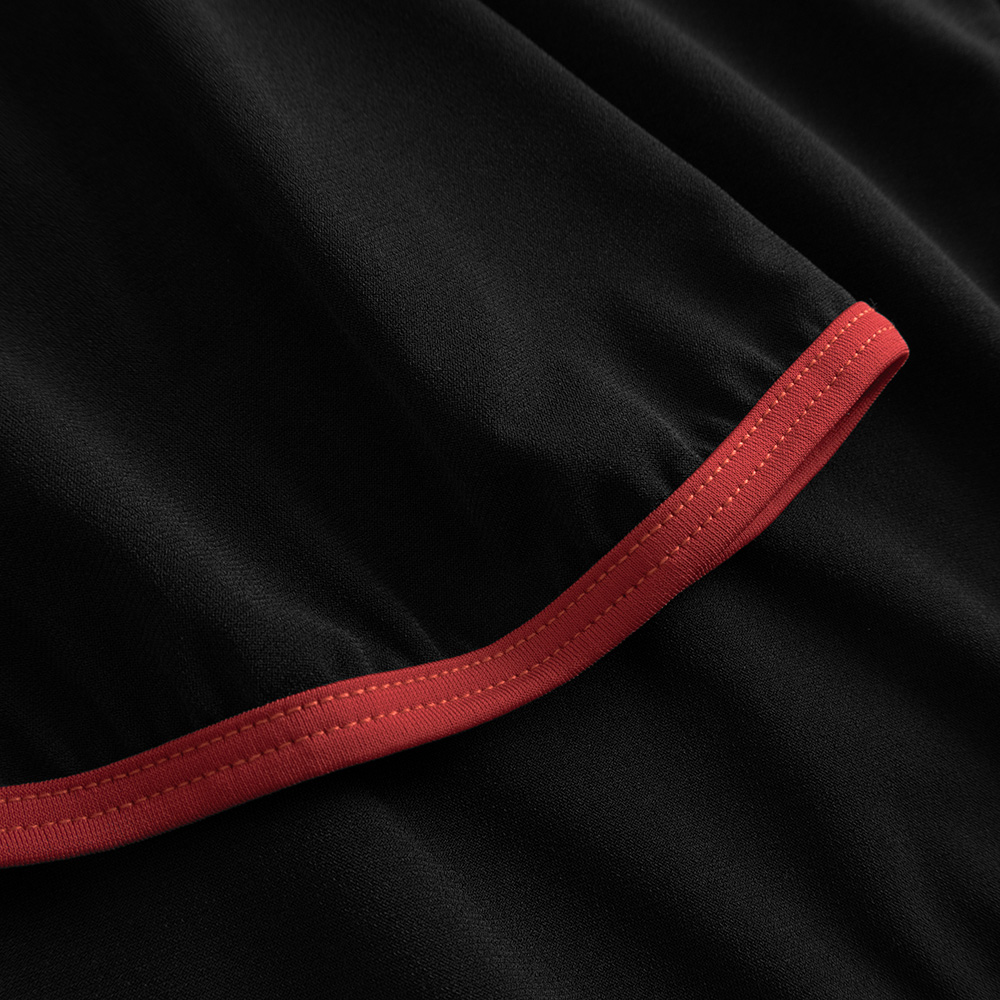 Schwarzer Rock mit roter Saumborte 